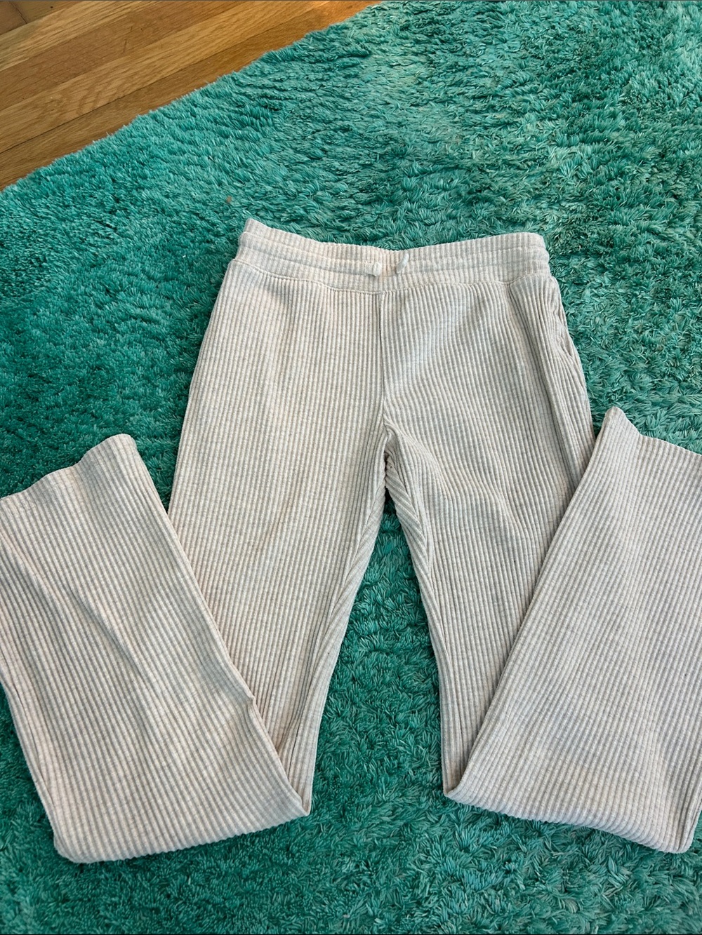 abercrombie kids Cream Ribbed Flare Pants. Size 11/12